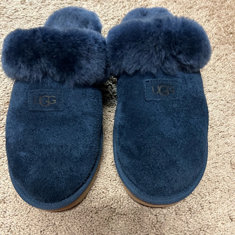 Womens Ugg Coquette slippers in navy. Size 9.